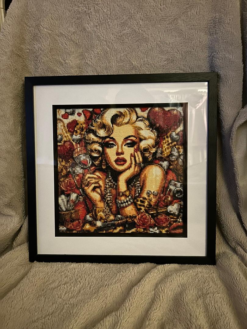 Blonde bombshell diamond art kit